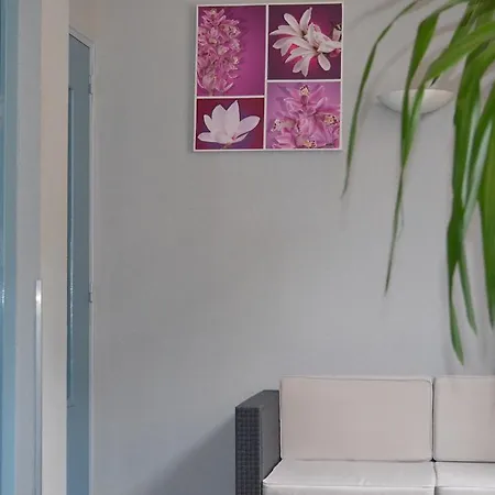 Hotel De La Croix De Malte 2*