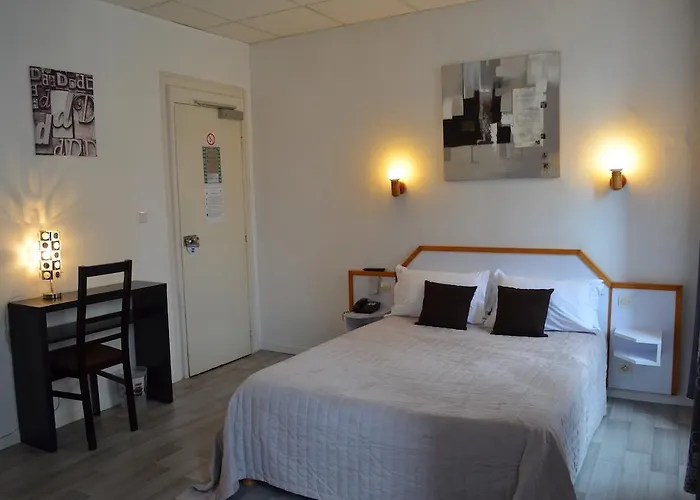 Hotel De La Croix De Malte 2*