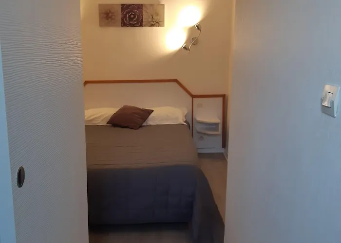 Hotel De La Croix De Malte 2*