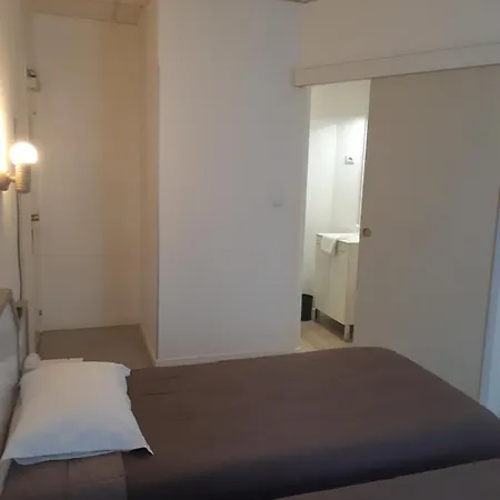 De La Croix De Malte Hotell
