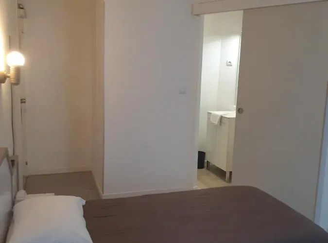 De La Croix De Malte Отель