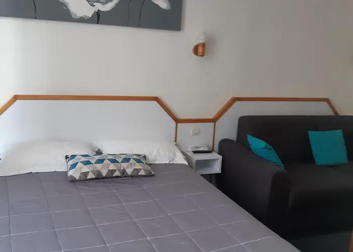 Отель De La Croix De Malte 2*